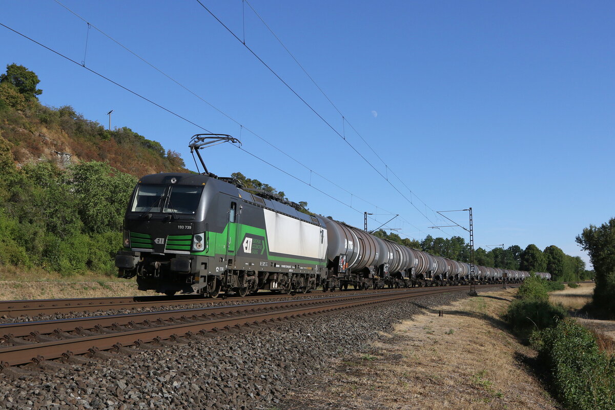 193 739 mit einem Kesselwagenzug am 6. August 2022 bei Himmelstadt am Main.