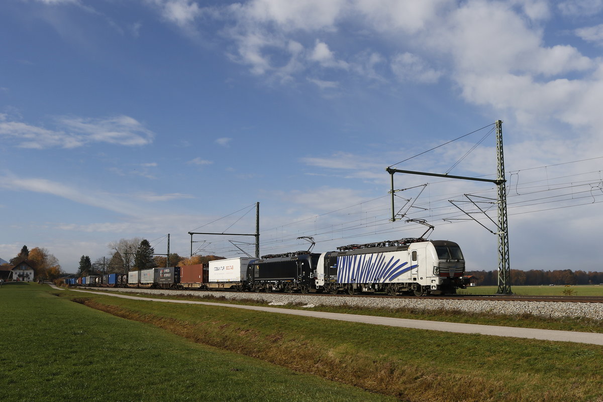 193 771 und 193 663 unterwegs in Richtung Salzburg am 11. November 2018 bei bersee am Chiemsee.