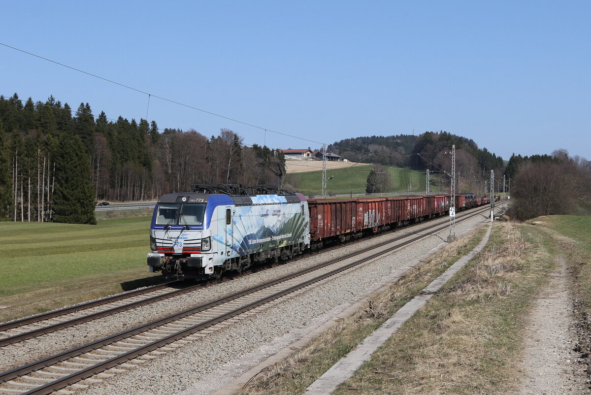 193 773  150 Jahre Brennerbahn  mit einem Mischer aus Salzburg kommend am 27. Mrz 2022 bei Grabensttt im Chiemgau.