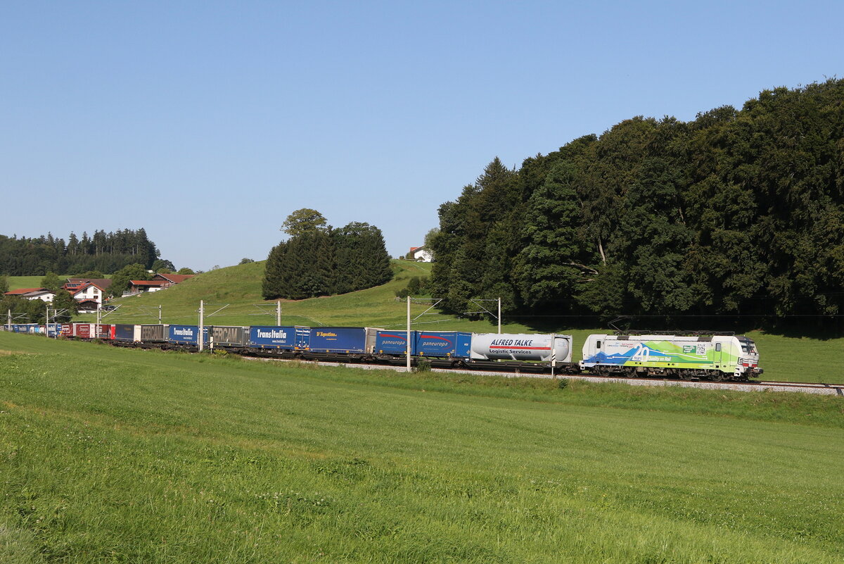 193 774  20 Jahre Quality on Rail  mit einem  KLV  aus Mnchen kommend am 22. August 2023 bei Axdorf/Traunstein.
