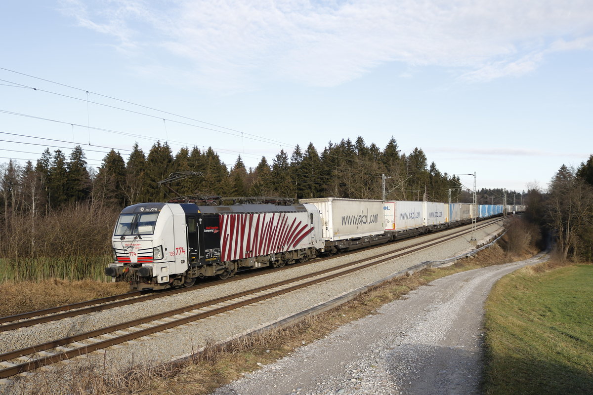193 774 war am 28. Dezember 2018 mit dem  Ekol -Zug aus Salzburg kommend, bei Grabensttt im Chiemgau unterwegs.