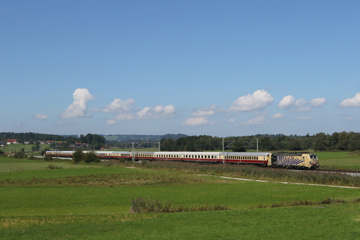 193 777 war am 5. September 2021 mit dem  AKE-Rheingold  bei Bernau am Chiemsee in Richtung Salzburg unterwegs.