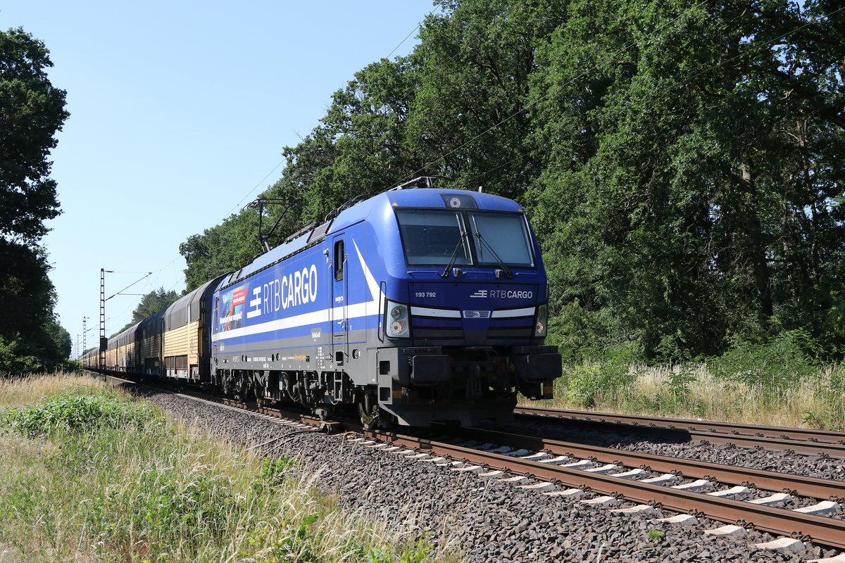 193 792 von  Rurtal-Bahn-Cargo  war mit einem Autozug am 26. Juni 2020 bei Drverden in Richtung Bremerhaven unterwegs.