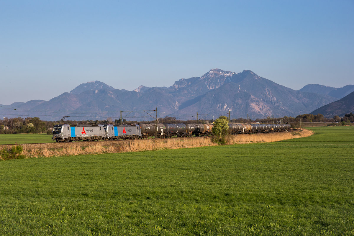 193 811 und 193 825 mit einem Kesselwagenzug am 9. April 2017 bei Bernau am Chiemsee.