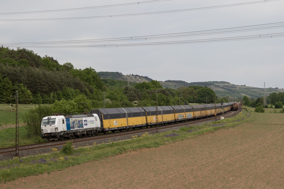193 813 am 14. Mai 2015 mit einem Autozug bei Harrbach am Main.