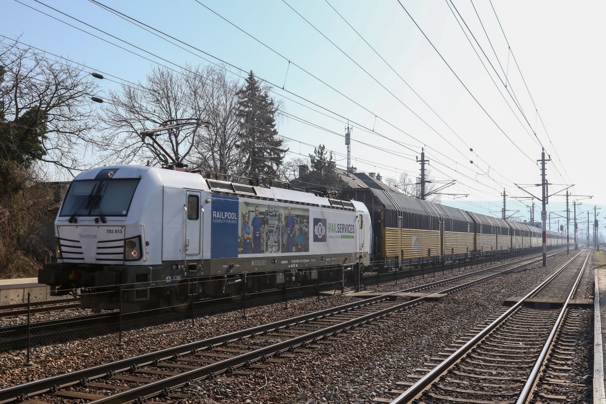 193 813 mit einem Autozug bei Bheimkirchen am 21. Februar 2015.