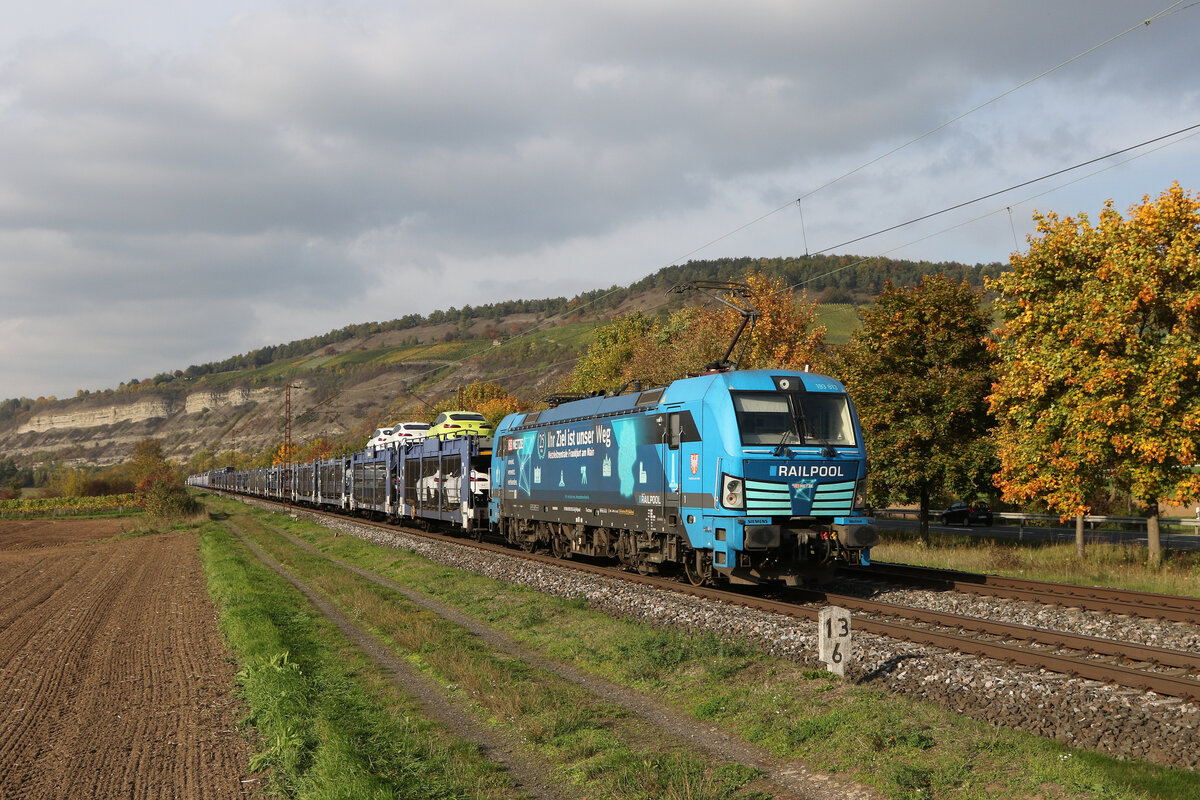 193 813 von  Railpool2 mit einem Autozug auf dem Weg nach Wrzburg am 12. Oktober 2022 bei Thngersheim.