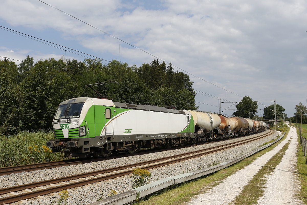 193 814 mit einem Kesselwagenzug aus Salzburg kommend am 15. August 2018 bei Grabensttt.