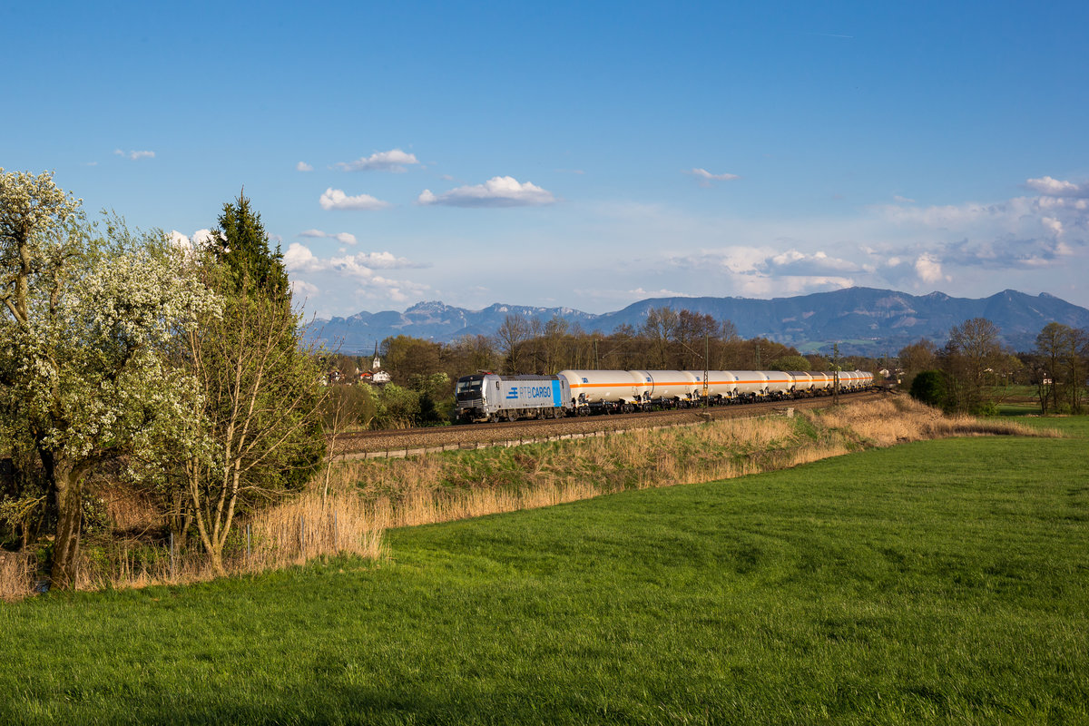 193 816 mit einem Kesselwagenzug am 10. April 2017 bei Rann.