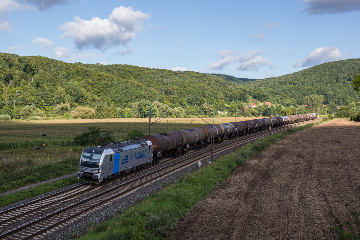 193 816 mit einem Kesselwagenzug am 19. August 2017 bei Harrbach im Maintal.