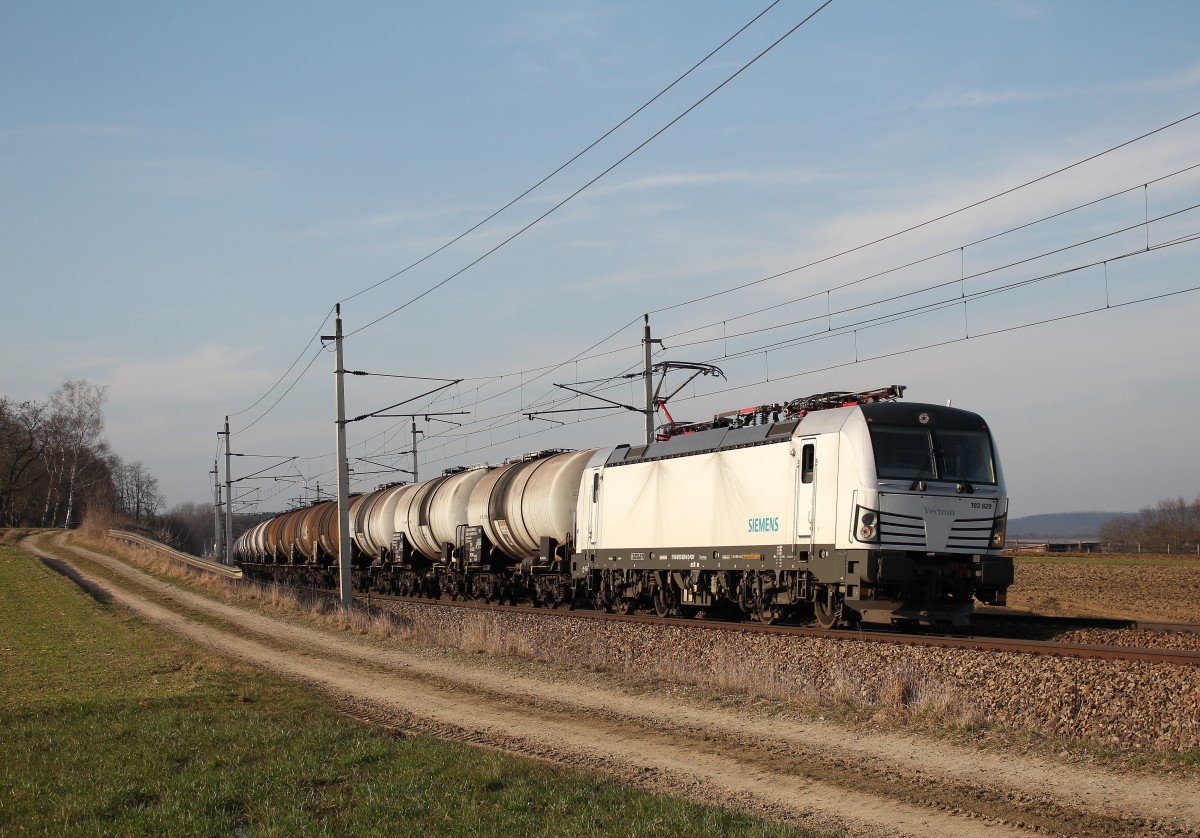 193 820-8 mit einem Kesselwagenzug am 17. Mrz 2015 kurz vor Bheimkirchen.