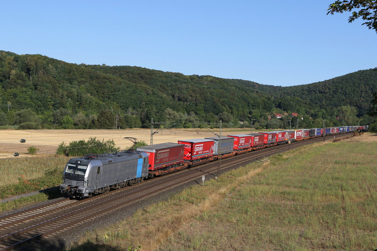 193 827 mit einem  KLV  auf dem Weg nach Wrzburg. Aufgenommen am 6. August 2022 bei Harrbach.