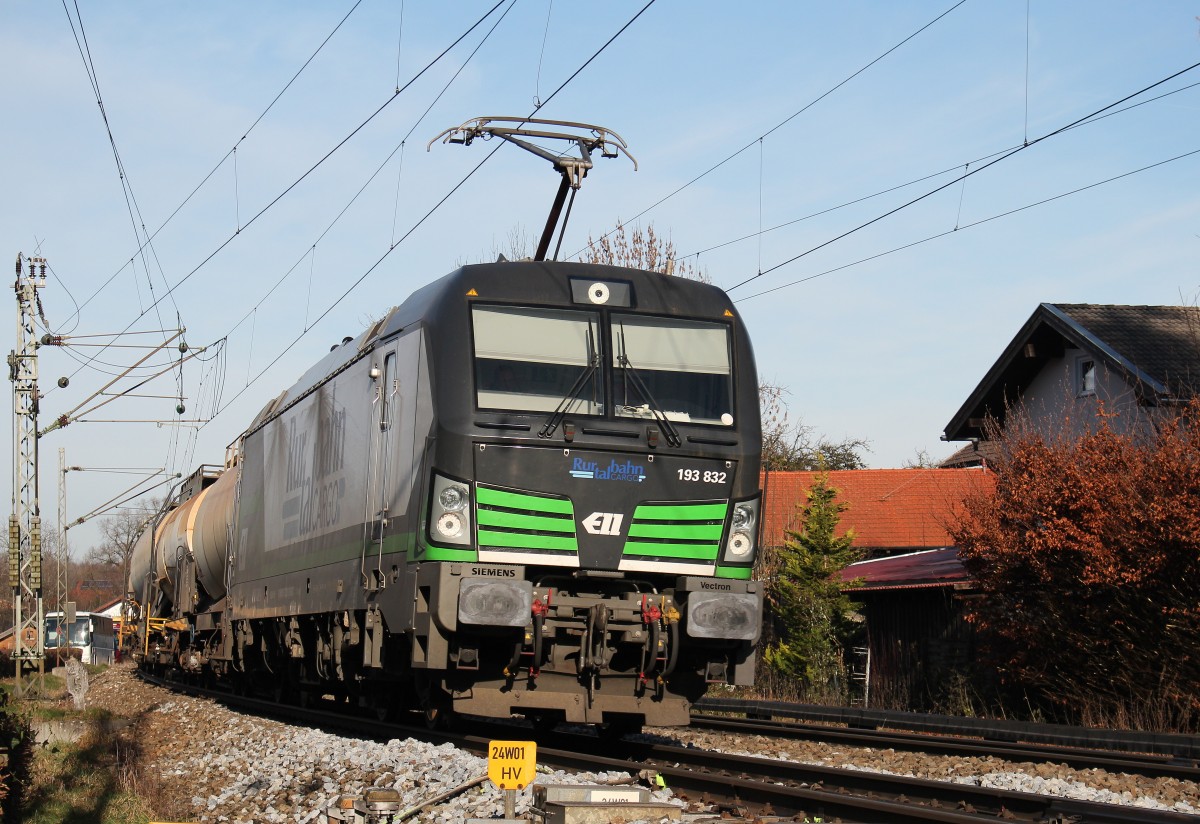 193 832 mit einem Kesselwagenzug am 4. Dezember 2015 bei Prien am Chiemsee.