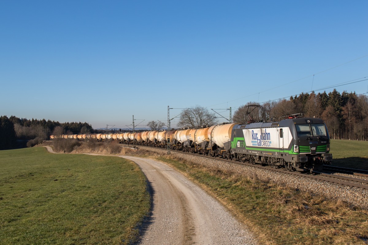 193 832 mit einem Knick-Kesselwagenzug am 29. Dezember 2015 bei Grabensttt.