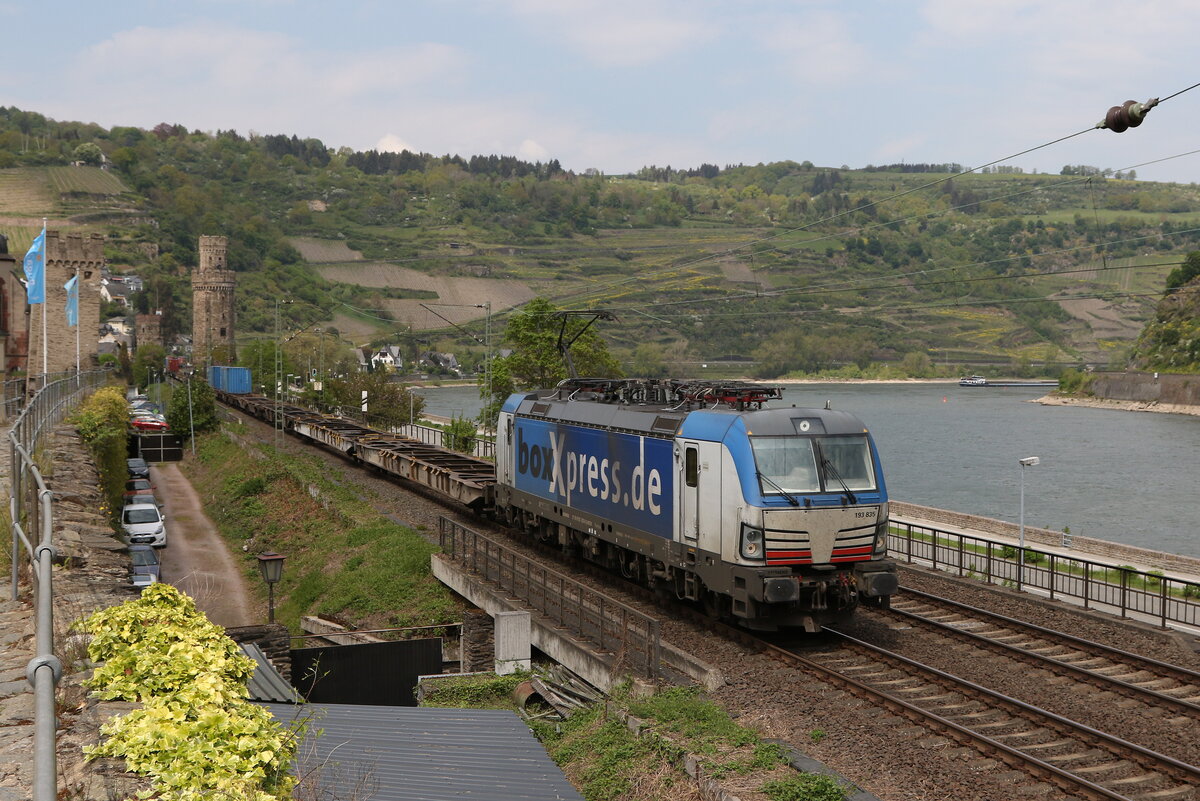 193 835 von  BoxXpress  mit einem  KLV  am 2. Mai 2022 in Oberwesel am Rhein.