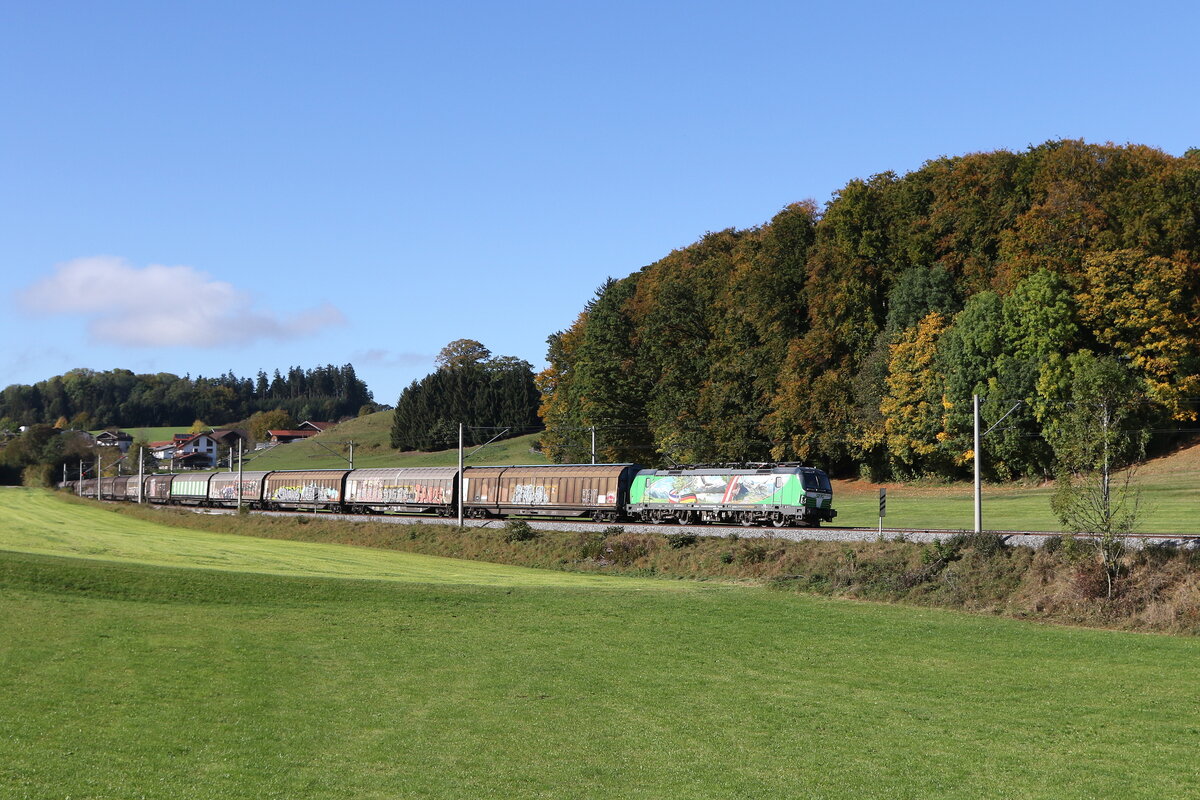 193 839 die  Alpenlok  war am 25. Oktober 2023 mit Schiebewandwagen auf dem Weg nach Salzburg. Aufgenommen bei Axdorf im Chiemgau.