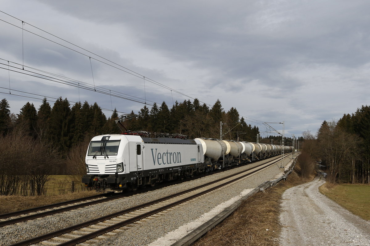 193 839 mit einem  Knickkessel-Wagenzug  aus Freilassing kommend am 3. Mrz 2019 bei Grabensttt.