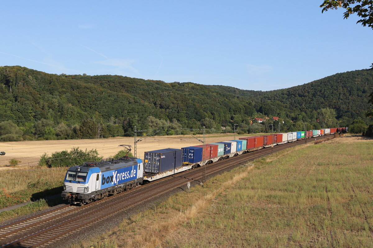 193 840 von  BoxXpress  war mit einem Containerzug am 8. August 2022 bei Harrbach in Richtung Wrzburg unterwegs.