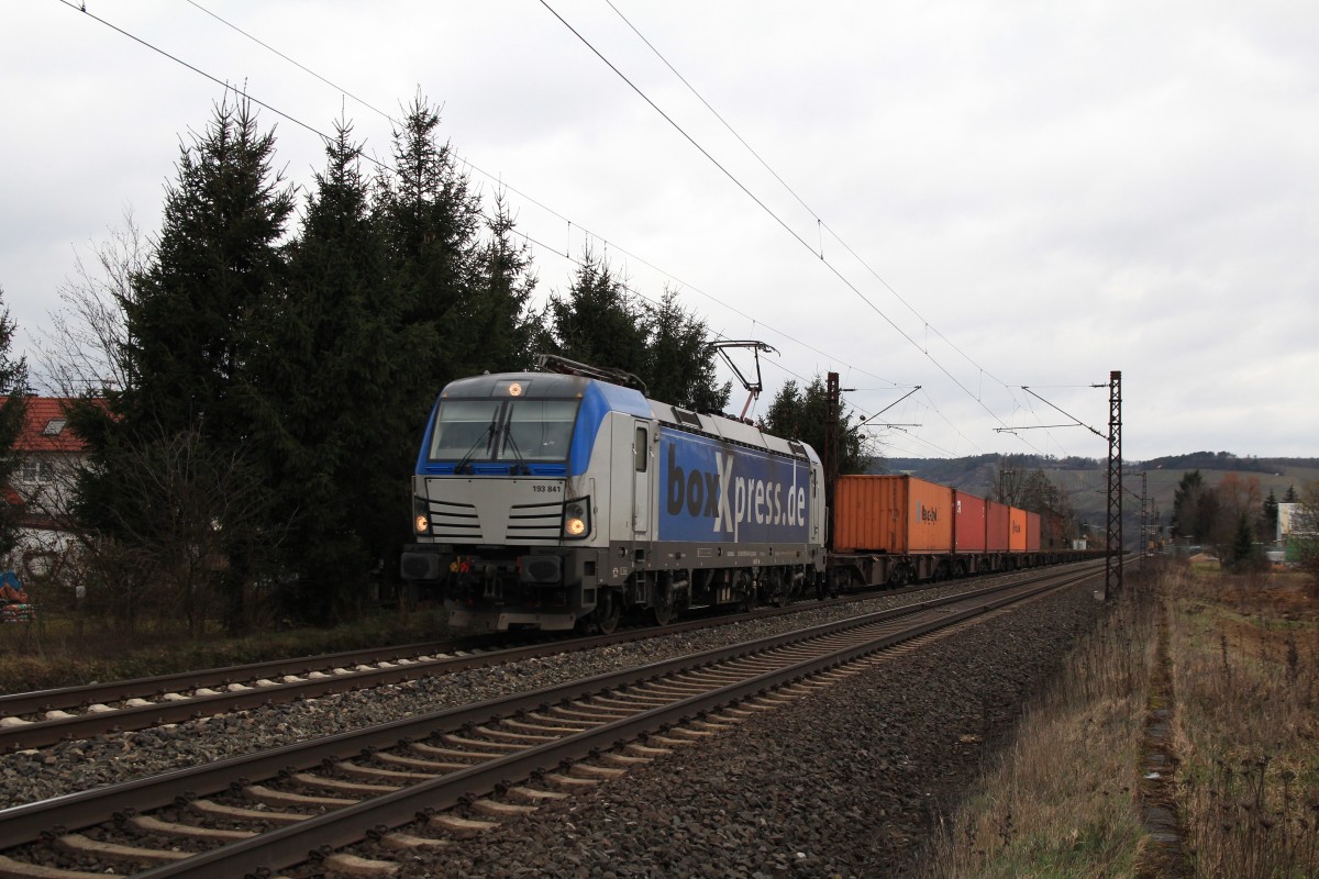 193 841 war am 21. Februar 2014 mit einem Containerzug bei Thngersheim im Maintal unterwegs.