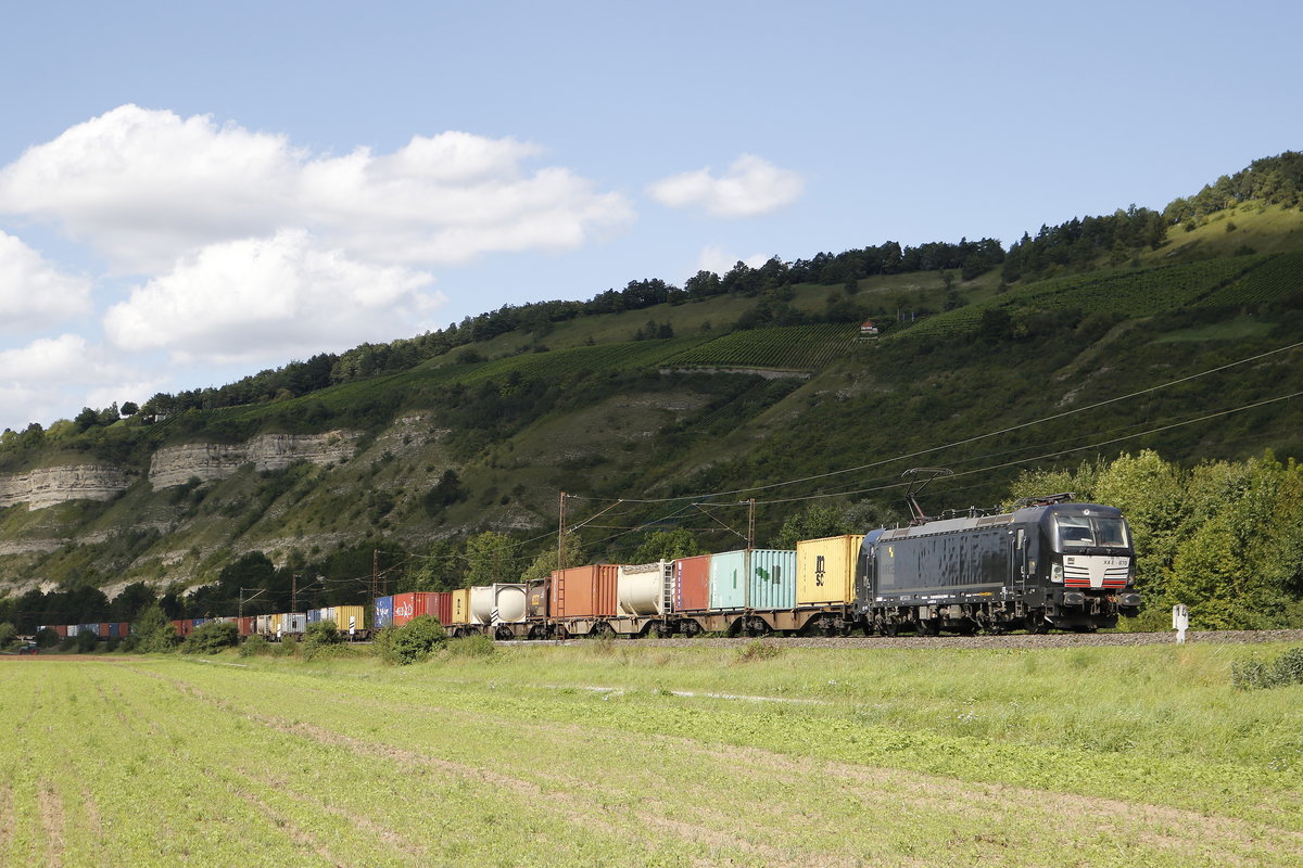 193 870 mit einem Containerzug am 19. August 2017 bei Thngersheim.