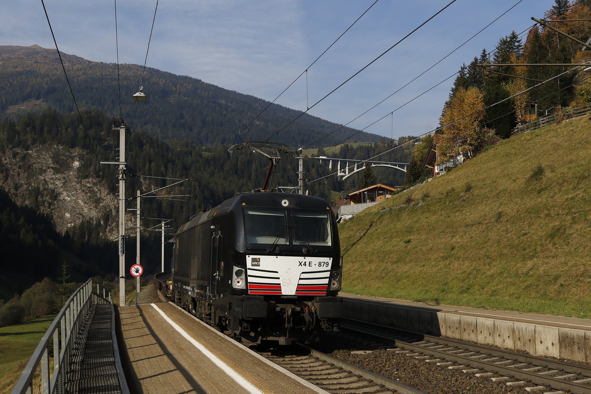 193 879 auf dem Weg zum Brenner. Aufgenommen am 16. Oktober 2018 in St. Jodok.