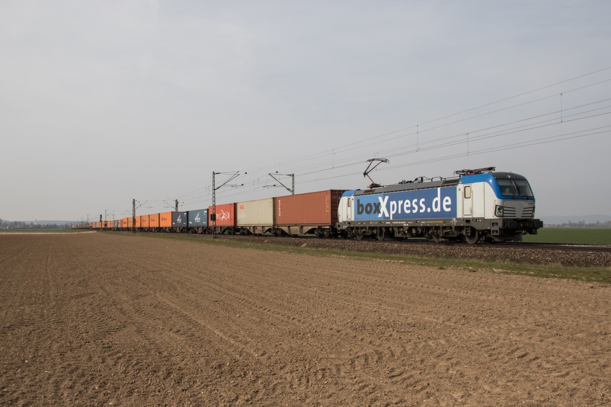 193 881-0 mit einem Containerzug von Regensburg kommend bei Mintraching am 9. April 2015.