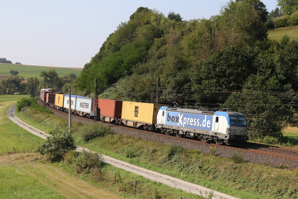 193 881 von  BoxXpress  mit einem Containerzug am 27. August 2019 bei Hermannspiegel.