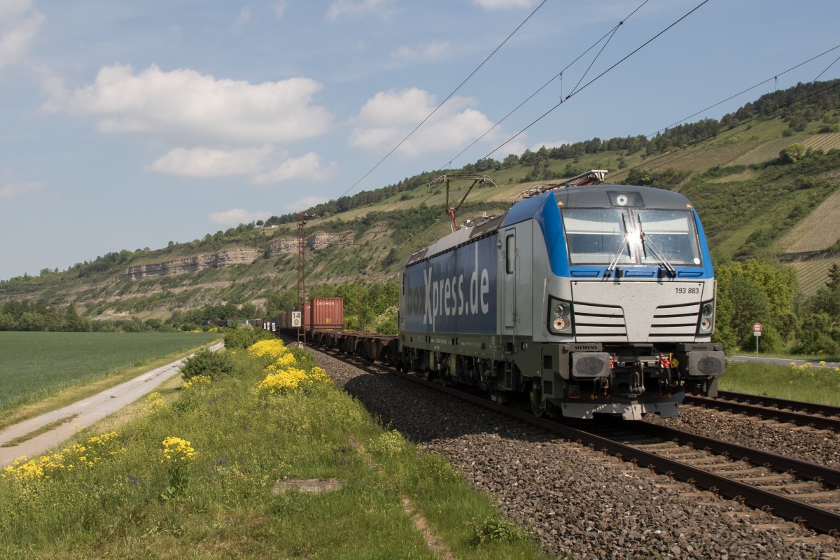 193 883 zieht am 14. Mai 2015 einen Containerzug bei Thngersheim in Richtung Wrzburg.