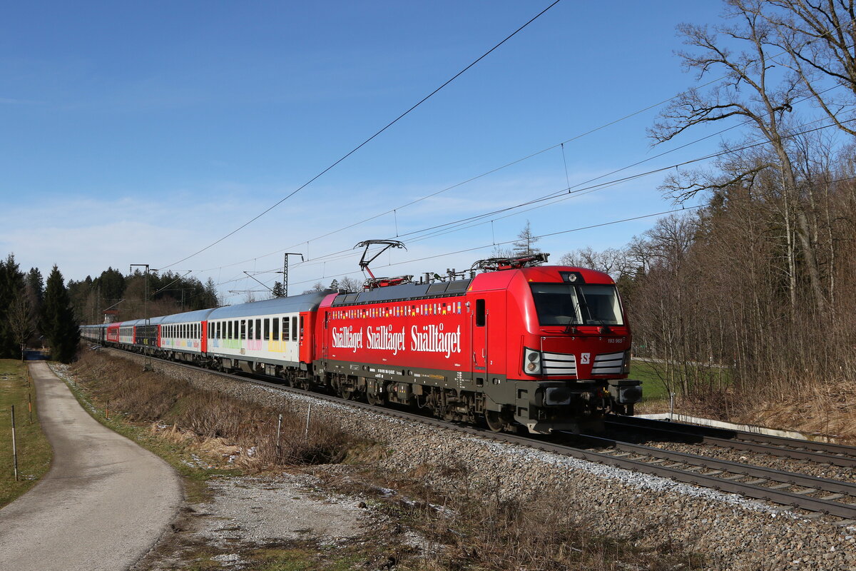 193 965 war mit dem  Snlltaget-Skizug  am 24. Februar 2024 bei Hufschlag in Richtung Salzburg unterwegs.