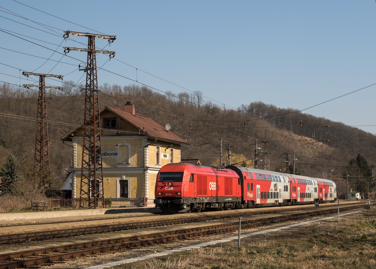 2016 040-5 am 18. Mrz 2015 im Bahnhof von Viehofen.