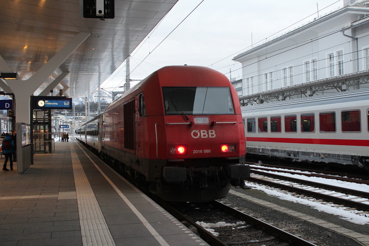 2016 068-6 am 5. Januar 2015 im Salzburger Hauptbahnhof.