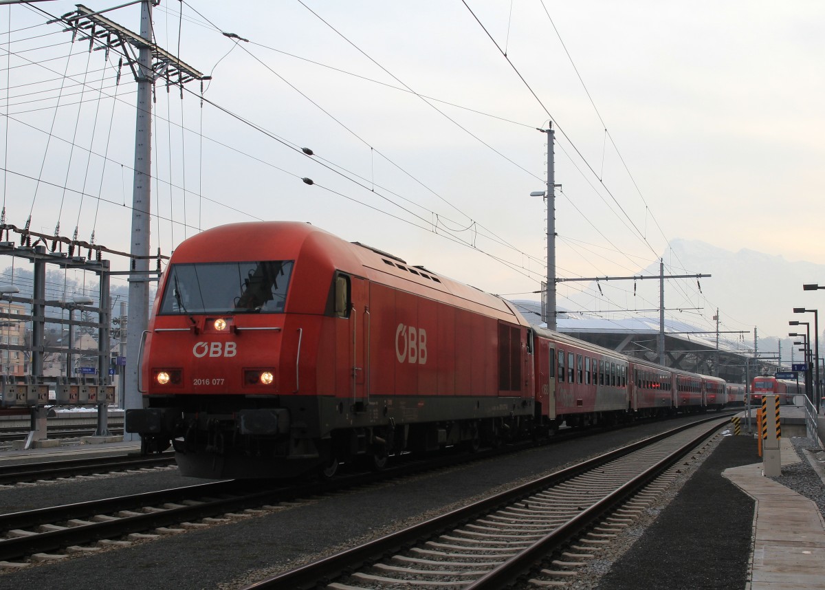 2016 077 bei der Ausfahrt aus dem Salzburger Hauptbahnhof am 31. Januar 2014.