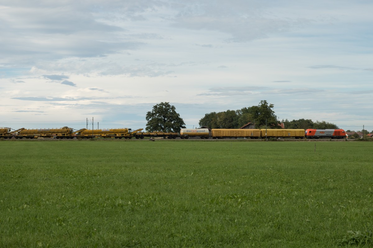2016 908 war mit einem Gleisbauzug am 16. September 2015 bei bersee am Chiemsee im Einsatz.