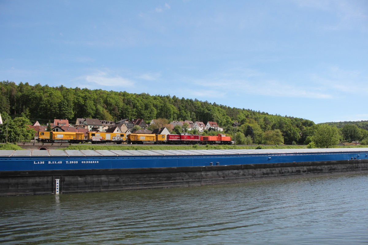 202 240-8 und 275 868 mit einem Bauzug am 15. Mai 2015 bei Wernfeld.