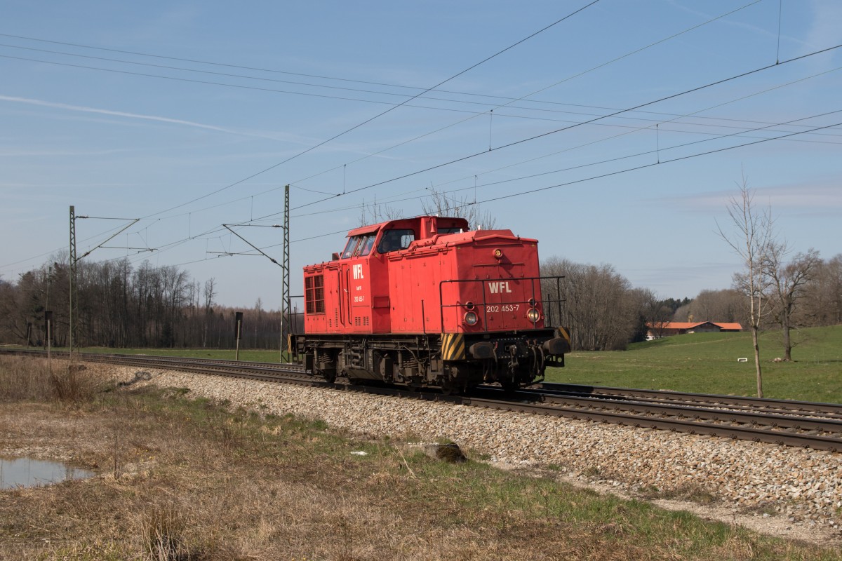202 453-7 war am 8. April 2015 allein im Chiemgau in Richtung Salzburg unterwegs. Aufgenommen bei bersee am Chiemsee.