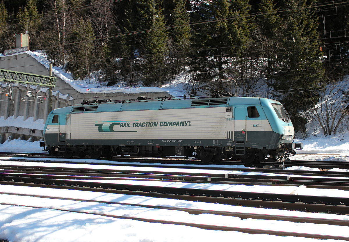 2043 004-7 auf dem Weg zum nächsten Einsatz. Aufgenommen am 19. März 2016 im Bahnhof  Brenner .