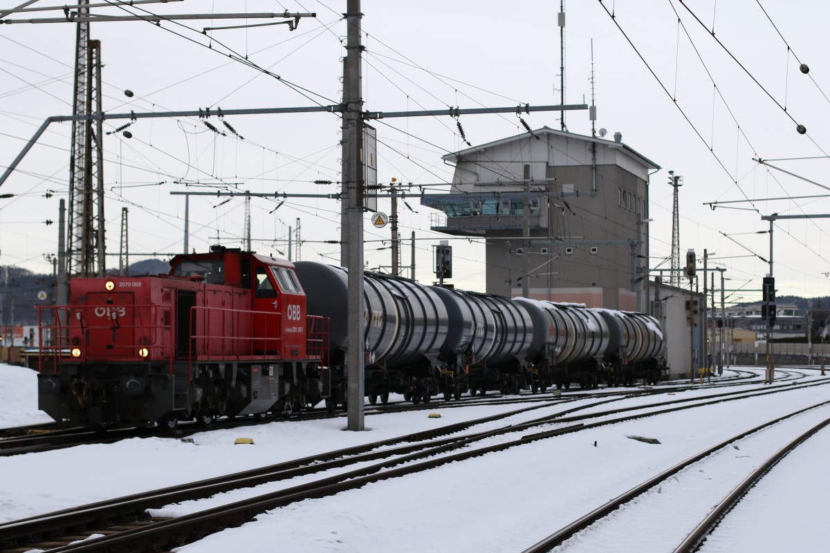 2070 069 mit einem Kesselwagenzug am 5. Januar 2015 in Salzburg/Gnigl.