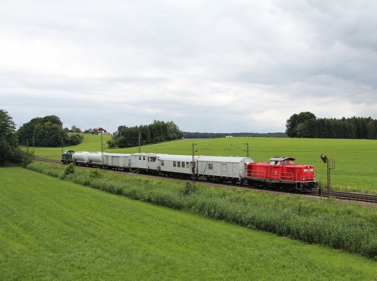 212 310-7 und 212 329-7 mit dem Spritzzug am 21. Juni 2015 bei Stra.