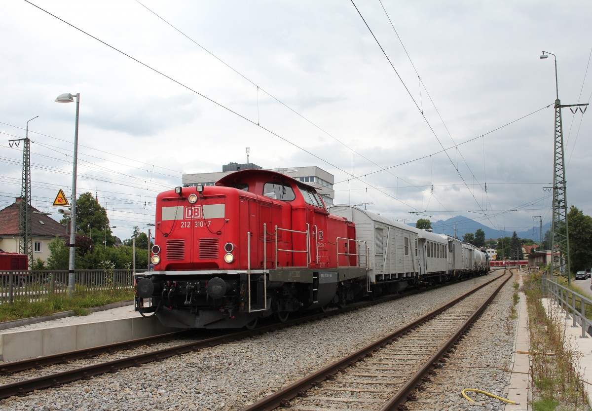 212 310-7 am 21. Juni 2015 mit einem Unkrautspritzzug im Bahnhof von Traunstein.