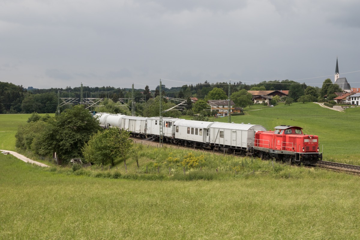 212 310-7 mit dem Spritzzug am 21. Juni 2015 bei Teisendorf.