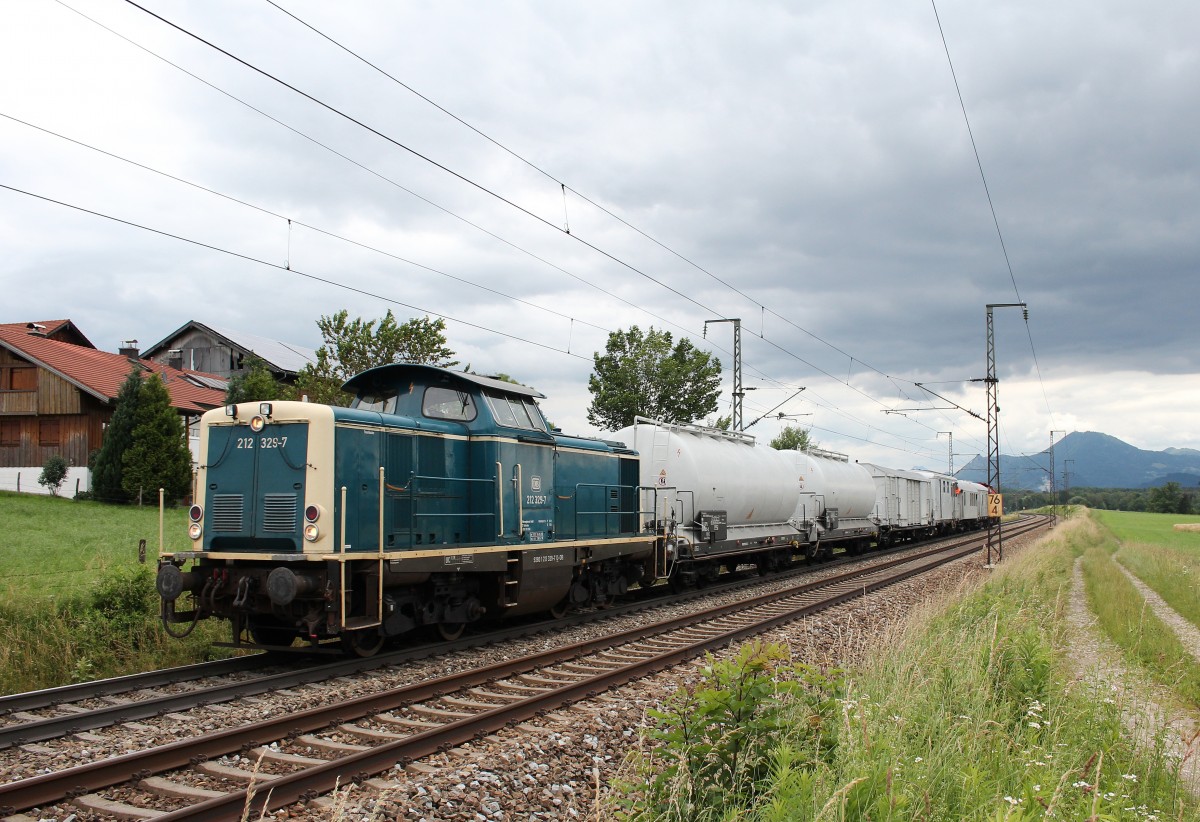 212 329-7 befand sich am anderen Ende des Unkrautspritzzuges. Aufgenommen am 21. Juni 2015 bei Stra.