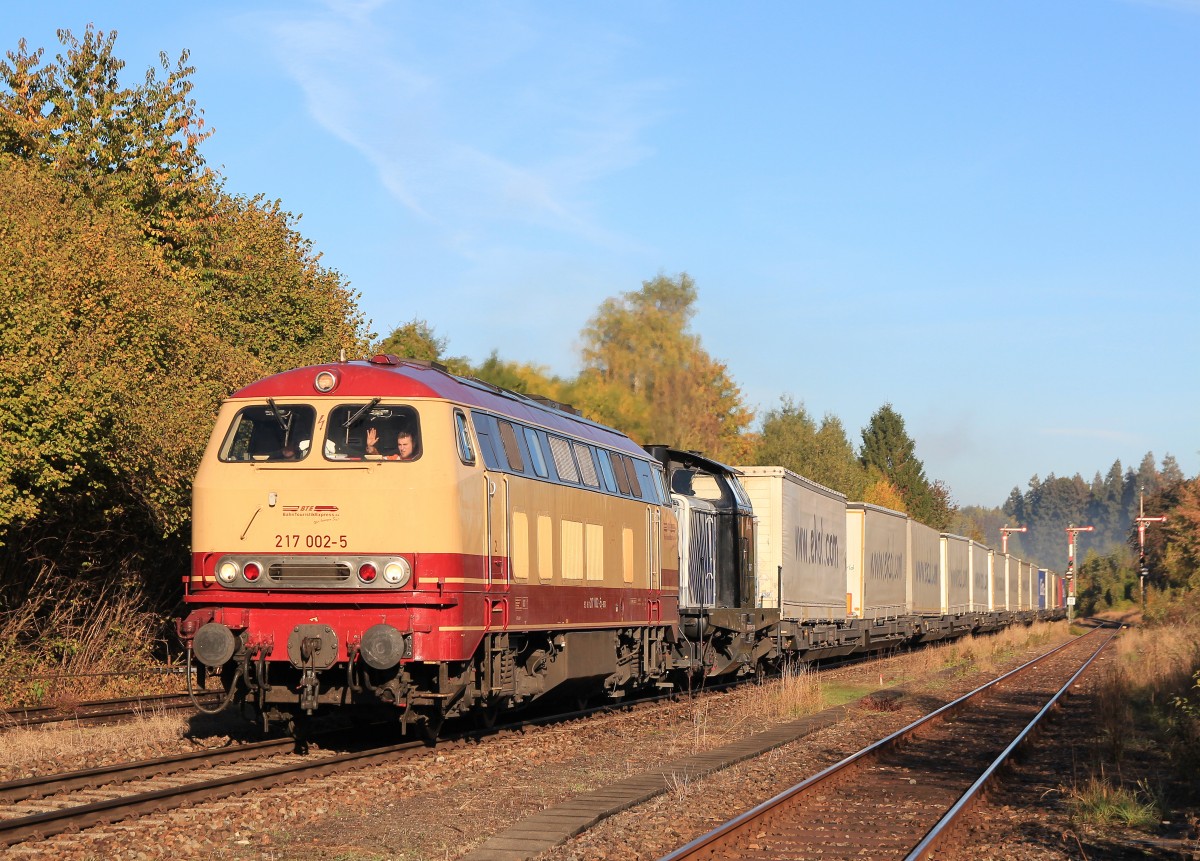217 002-5 und 212 249 von Lokomotion zogen am 19. Oktober 2013 einen EKOL durch den Bahnhof von Laufen. Auf Grund einer Streckensperrung der Strecke Freilassing-Mnchen bei Teisendorf, wurden die Zgen von Freilassing nach Mhldorf umgeleitet.