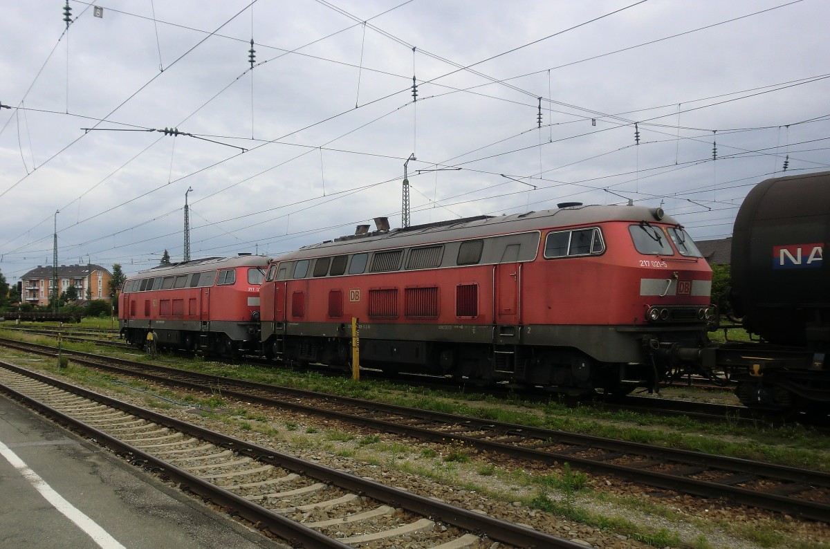 217 021-5 und 217 xxx stehen am 20. Juni 2011 abfahrbereit in Freilassing.