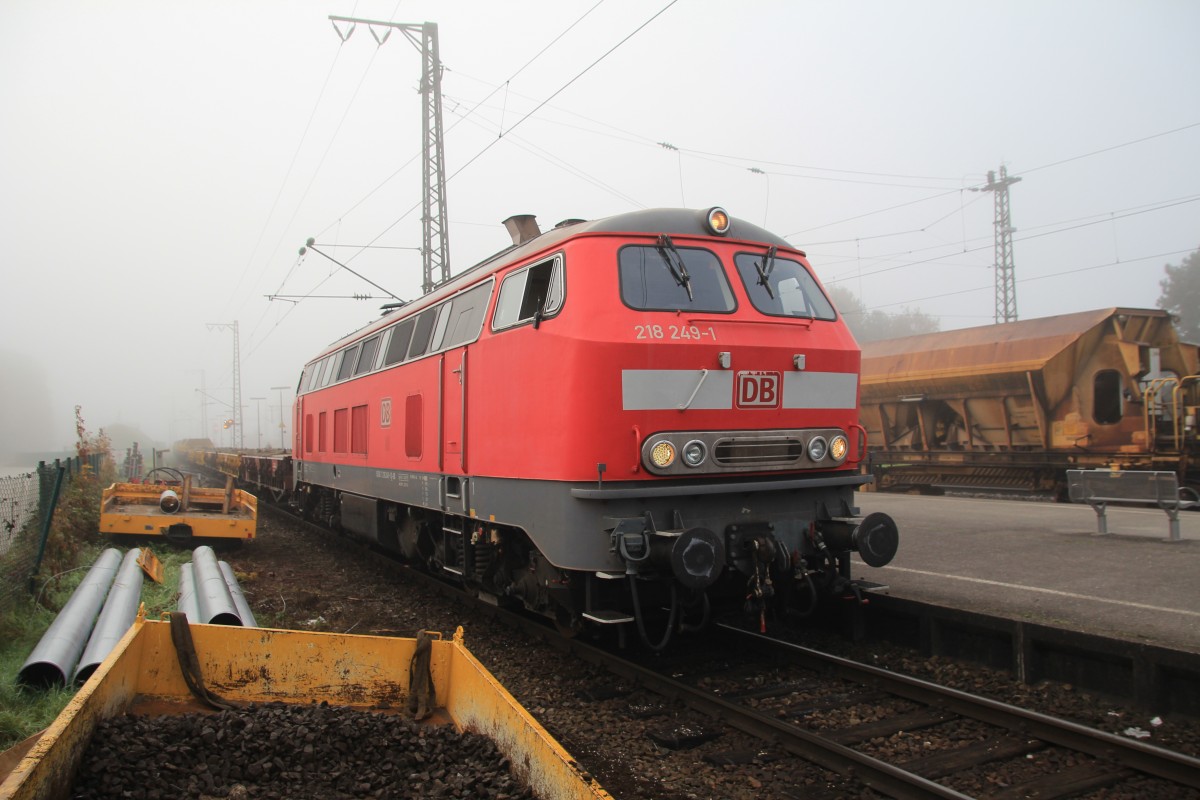 218 249-1 mit einem Bauzug am 19. Oktober 2013 in Teisendorf.