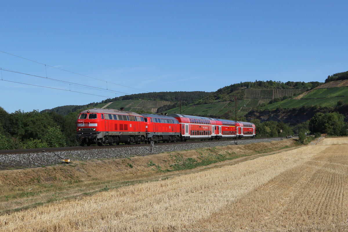 218 307 und 218 430 waren am 7. August 2022 bei Himmelstadt in Richtung Wrzburg unterwegs.