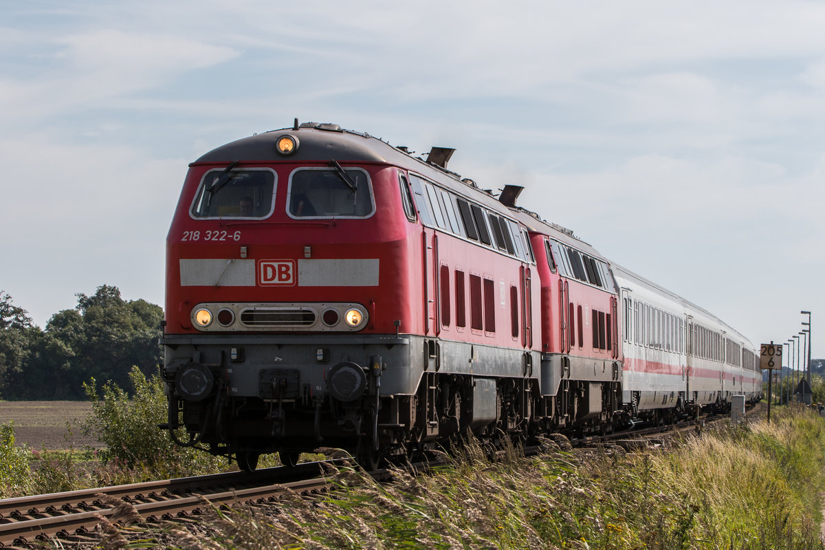 218 322-6 war am 31. August 2016 bei Lehnshallig in Richtung Sylt unterwegs.