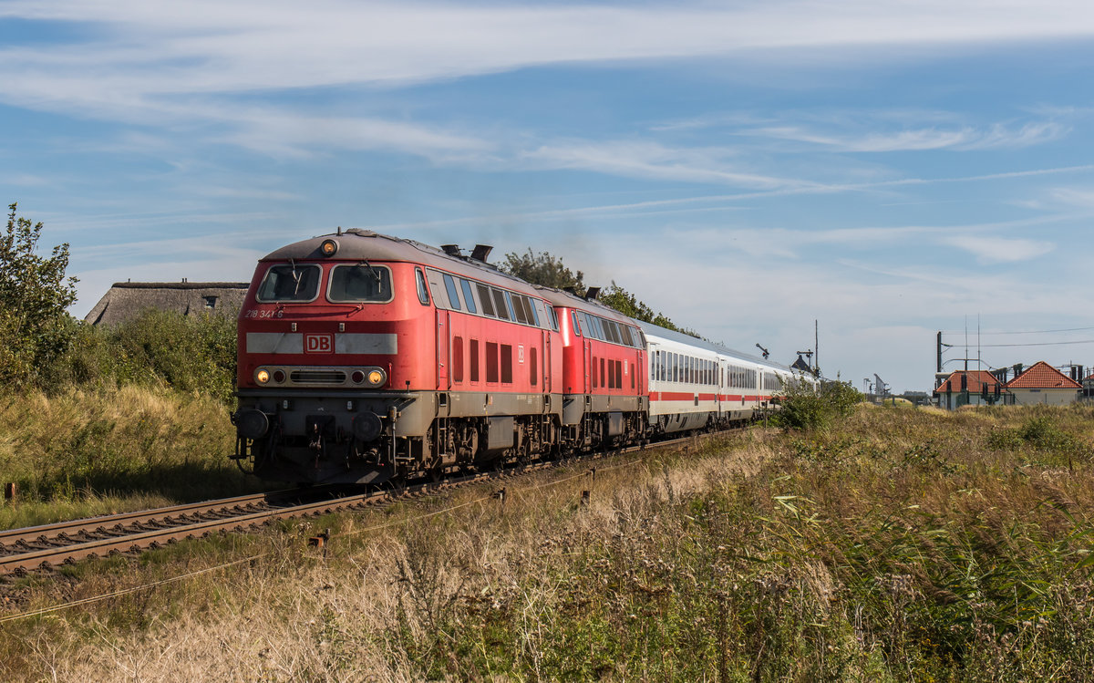 218 341 und 218 314 waren am 31. August 2016 bei Keitum in Richtung Westerland unterwegs.