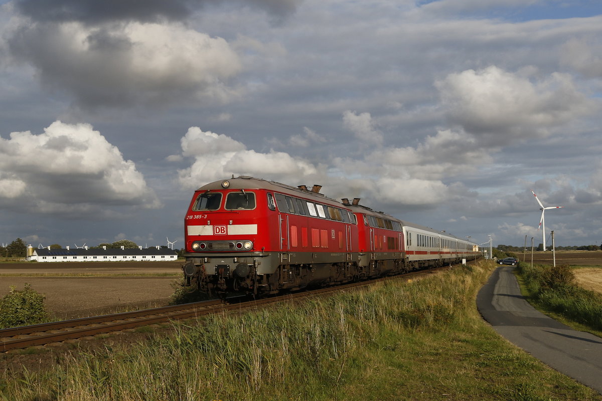 218 382-3 und 218 xxx waren am 12. August 2017 bei Lehnshallig mit einem IC in Richtung Westerland/Sylt unterwegs.