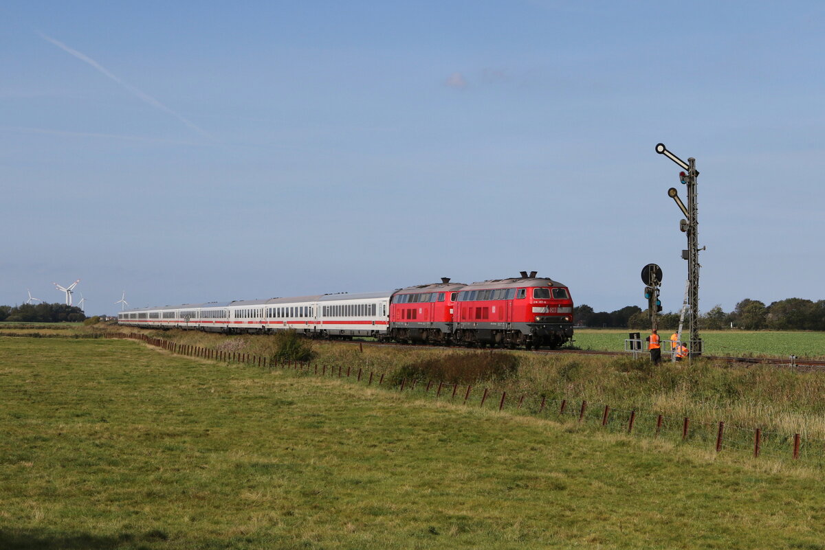 218 397 und 218 345 mit einem  IC  aus Westerland kommend am 15. September 2023 bei Lehnshallig.