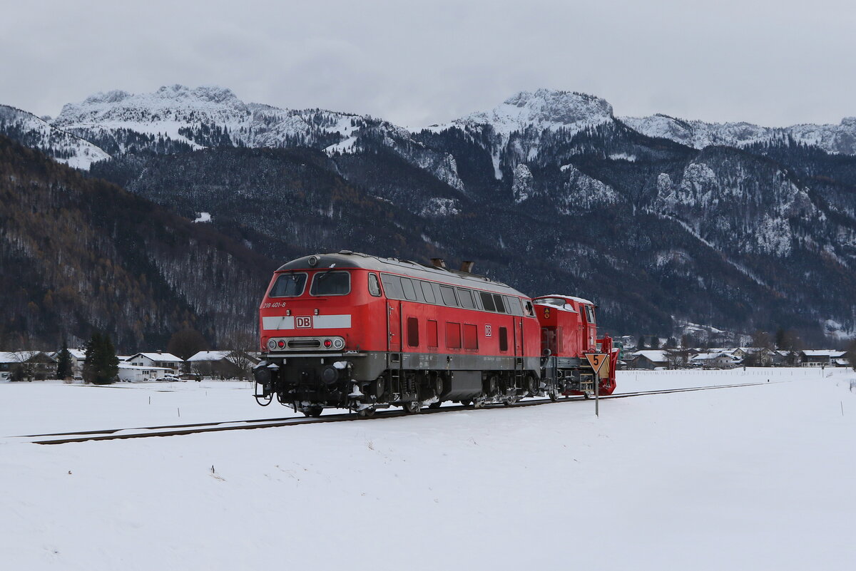 218 401 mit einem Schneepflug am 5. Dezember 2023 kurz vor Aschau im Chiemgau.